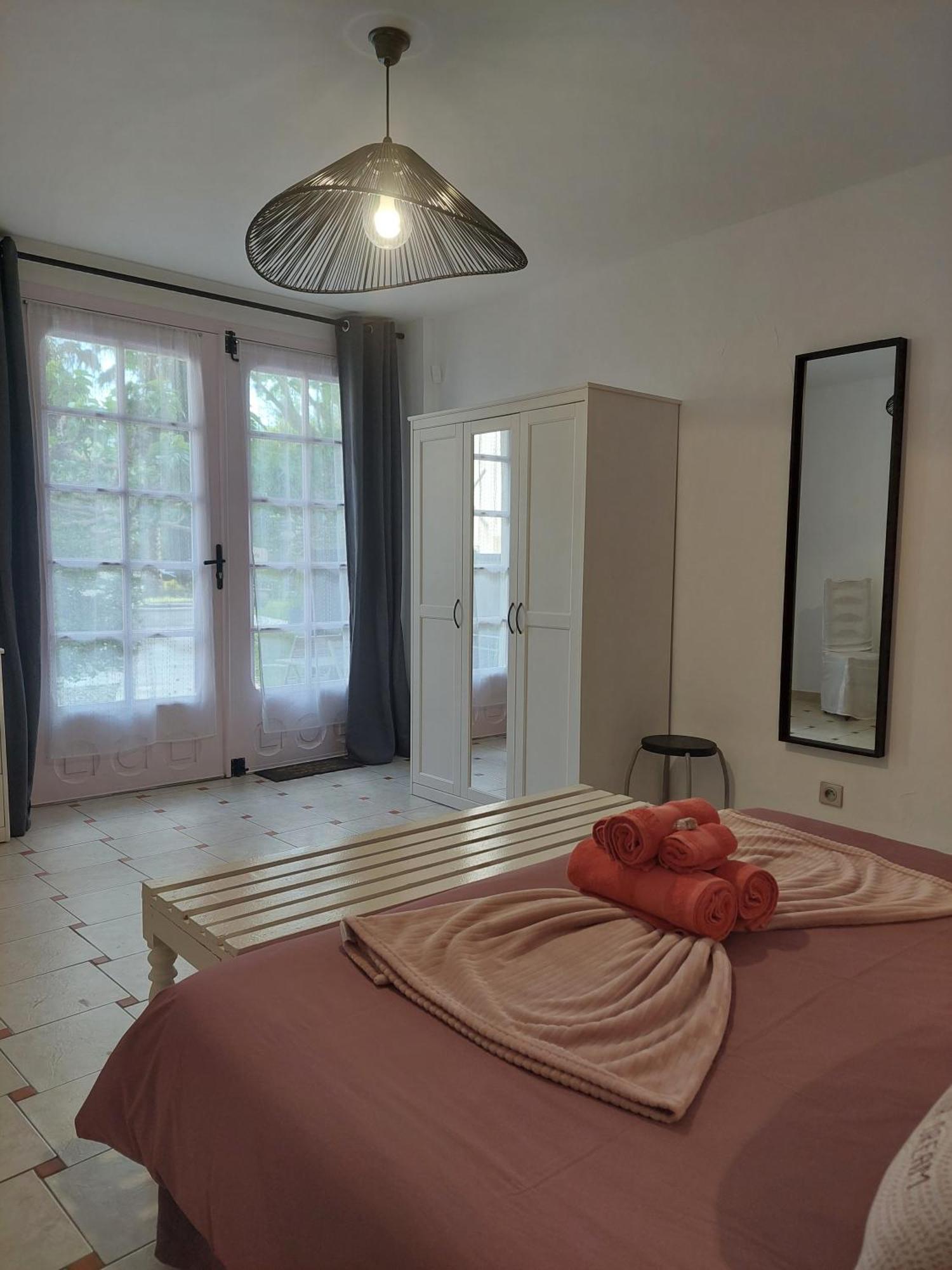 Mas Des Cigognes Bed & Breakfast Льо Тор Екстериор снимка